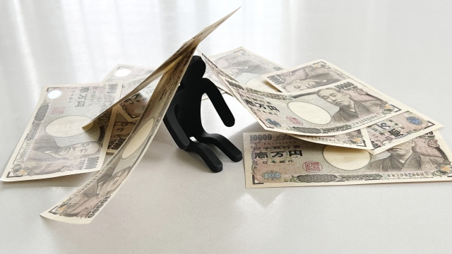 借金を背負う男。貝塚市で借金返済の無料相談ができます